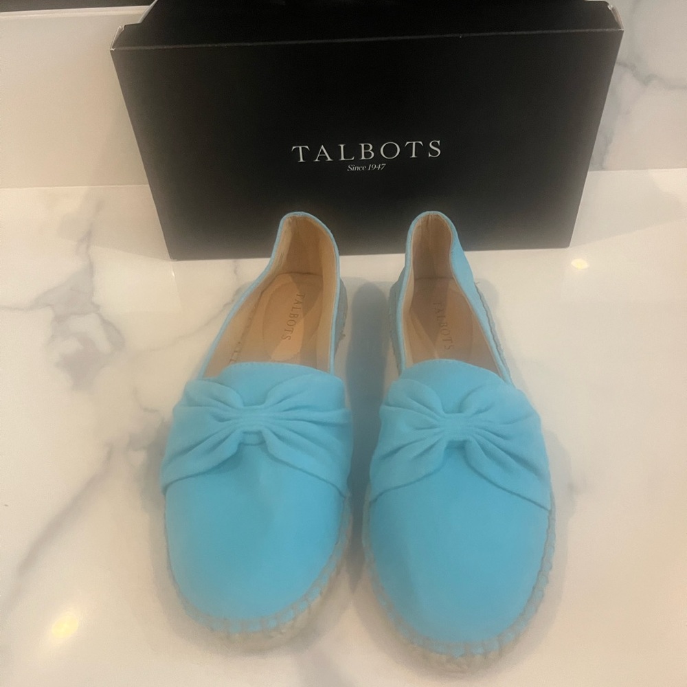 Brand new in box! Beautiful turquoise flats.